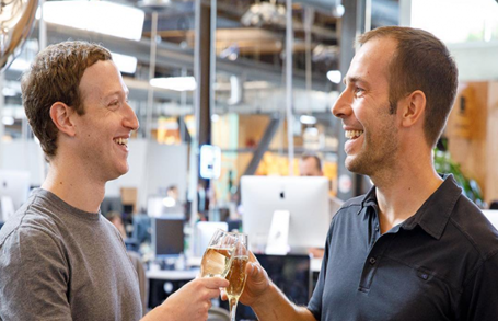 Mark Zuckerberg, fundador de Facebook y el sabiñanense Javier Oliván.